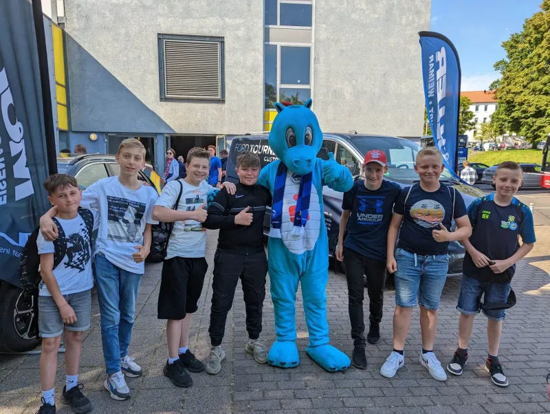 Eckardtshäuser Fußballkids begleiten Handballprofis vom Einlaufen zum Sieg!