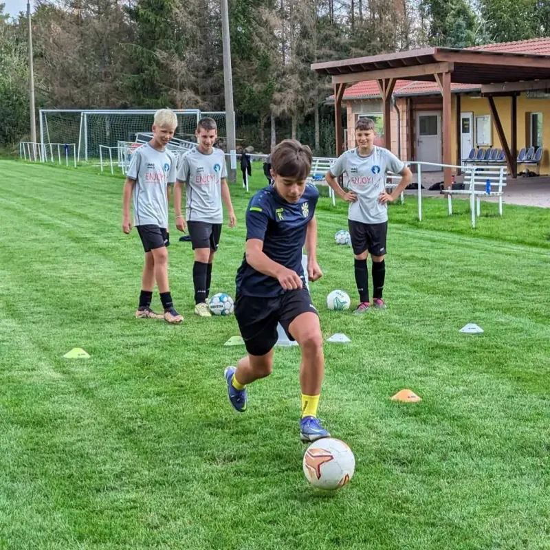 „Move 2gether“ für alle: Fünf Tage Fußballcamp am Geißrain!